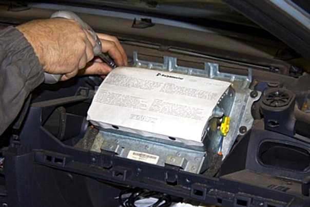 мастер меняет стартер